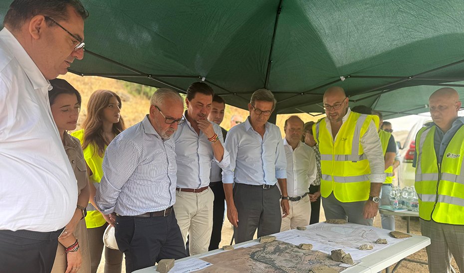 El consejero de Industria, Energ&iacute;a y Minas, Jorge Paradela, en la visita a los trabajos de restauraci&oacute;n ambiental en el entorno minero de Cortijo de Lara en La Carolina (Ja&eacute;n).