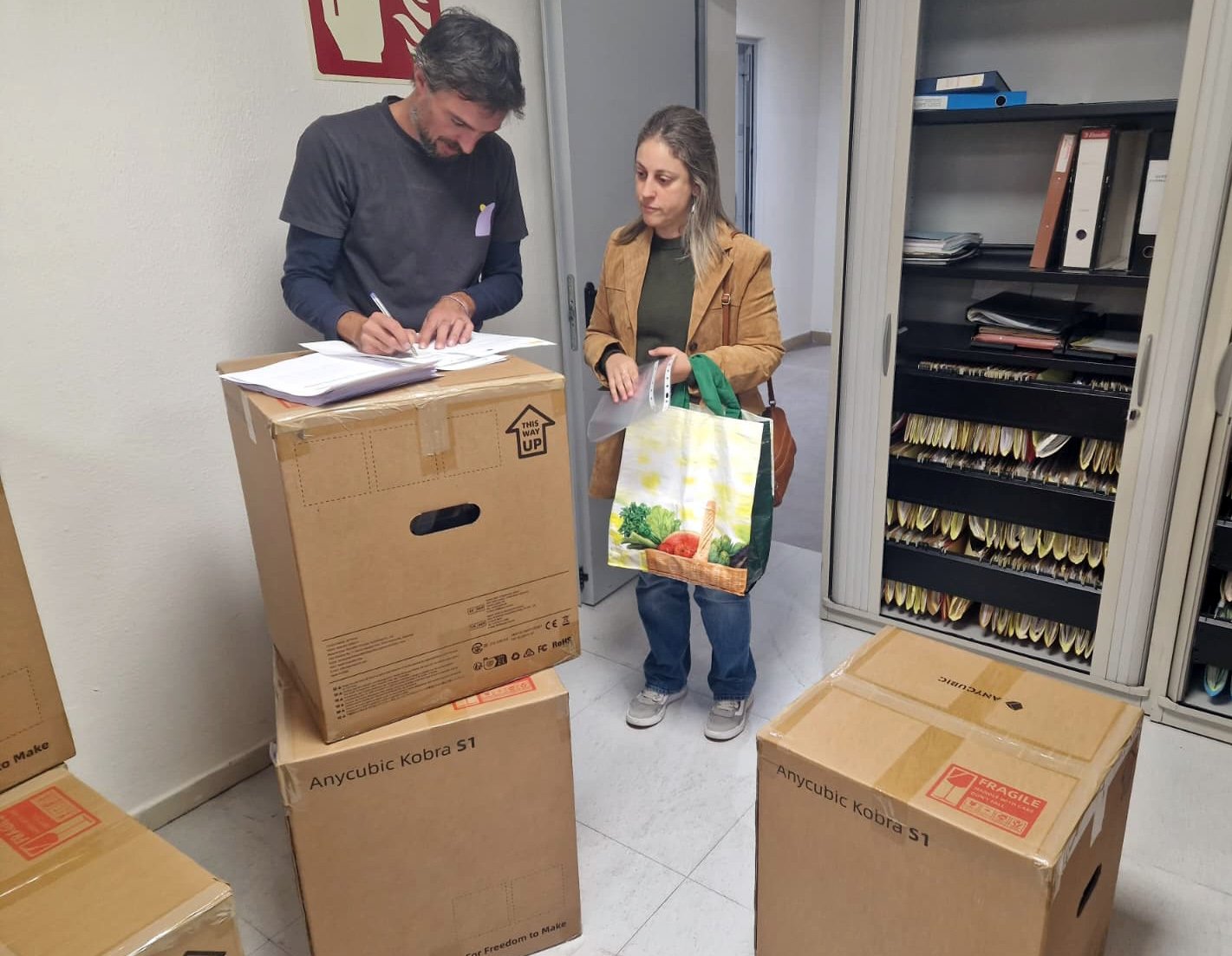 Asturias entrega más de 400 kits tecnológicos a centros educativos financiados con fondos