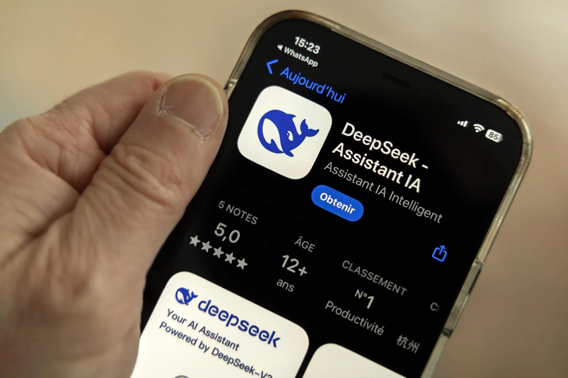 El modelo chino de IA DeepSeek mejora al recibir recompensas por solucionar problemas en YouTube