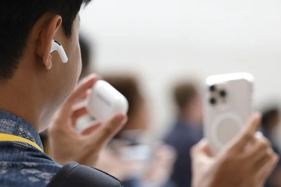 Apple incorpora traducción en sus AirPods para inglés, español, portugués, francés y alemán. Apple incorpora traducción en sus AirPods para inglés, español, portugués, francés y alemán.