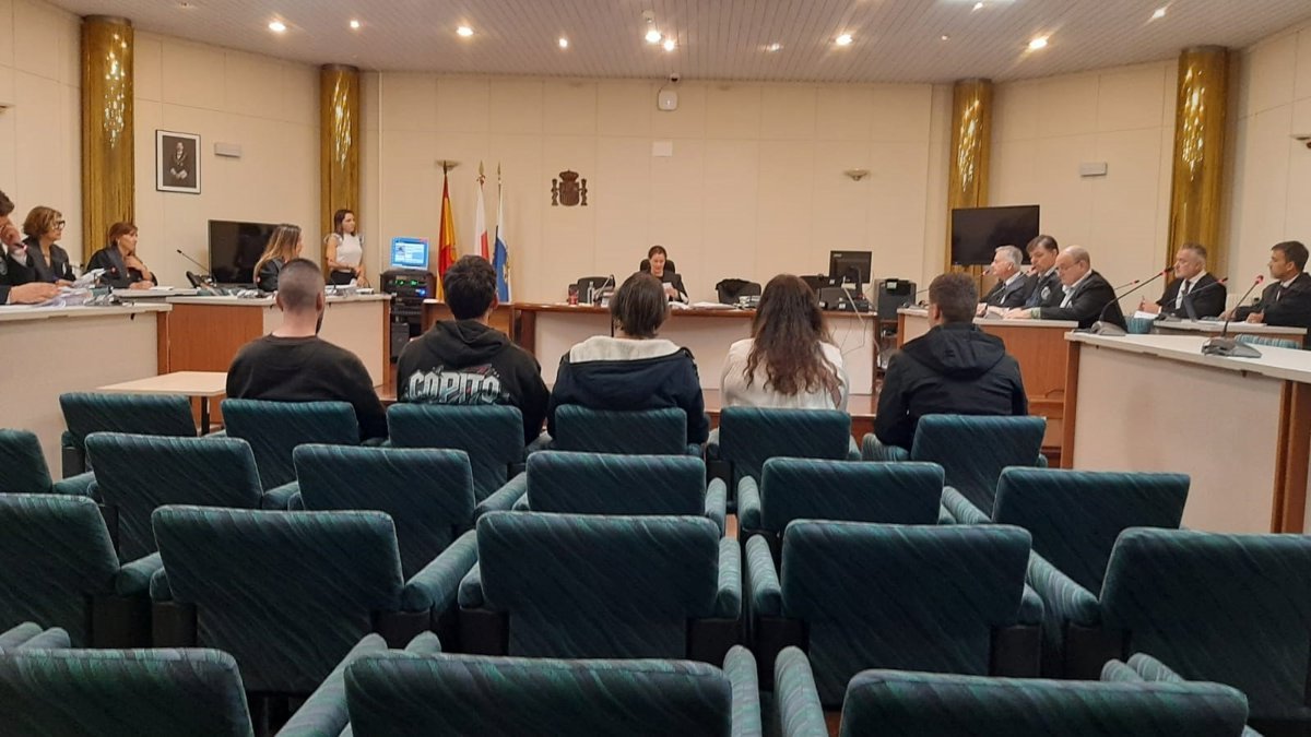 Condenados a dos años de prisión y 236.000 euros por incendiar 34 vehículos en Cantabria