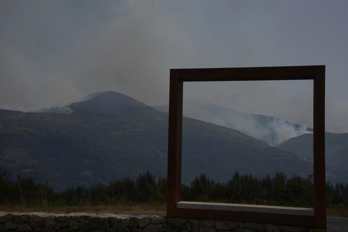 Mirador de Chandrexa de Queixa con vistas hacia el Macizo Central gallego, a 11 de agosto de 2025, en Chandrexa de Queixa, Ourense, Galicia (Espa&ntilde;a). Los incendios del verano en Galicia arrasan hasta este 11 de agosto m&aacute;s de 4.000 hect&aacute;reas, con el princi