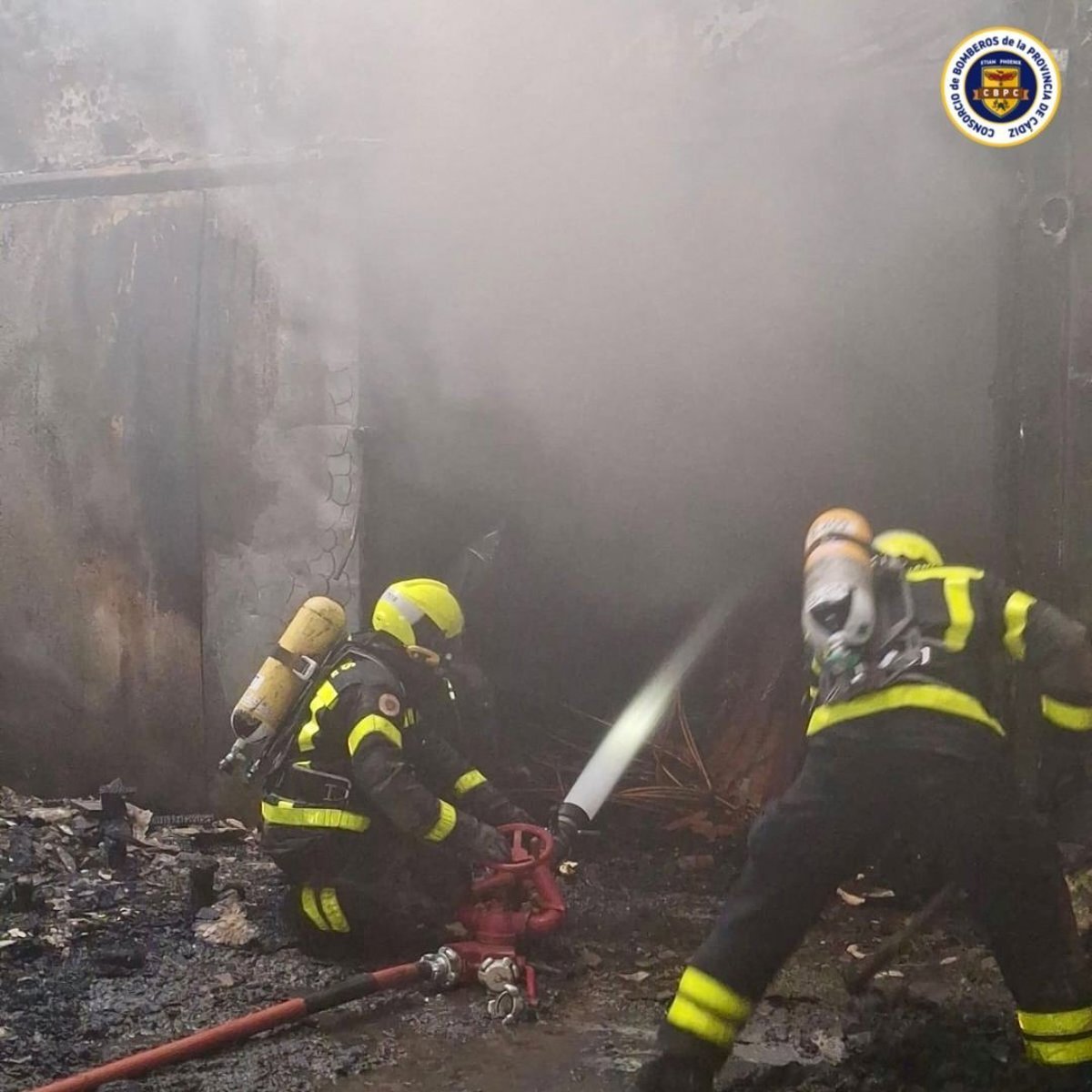 Los bomberos luchan contra el incendio en una fábrica de conservas en Tarifa desde la madrugada