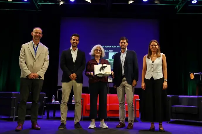 Rosa Ribas recibe el premio de honor en Cartagena Negra 2025 por su contribución a la literatura.