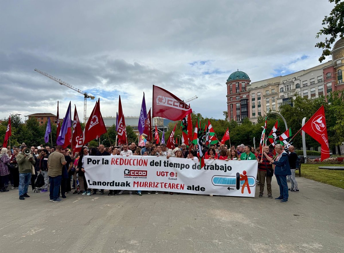 CCOO y UGT se manifiestan ante Confebask para reducir la jornada laboral y critican la cobardía de