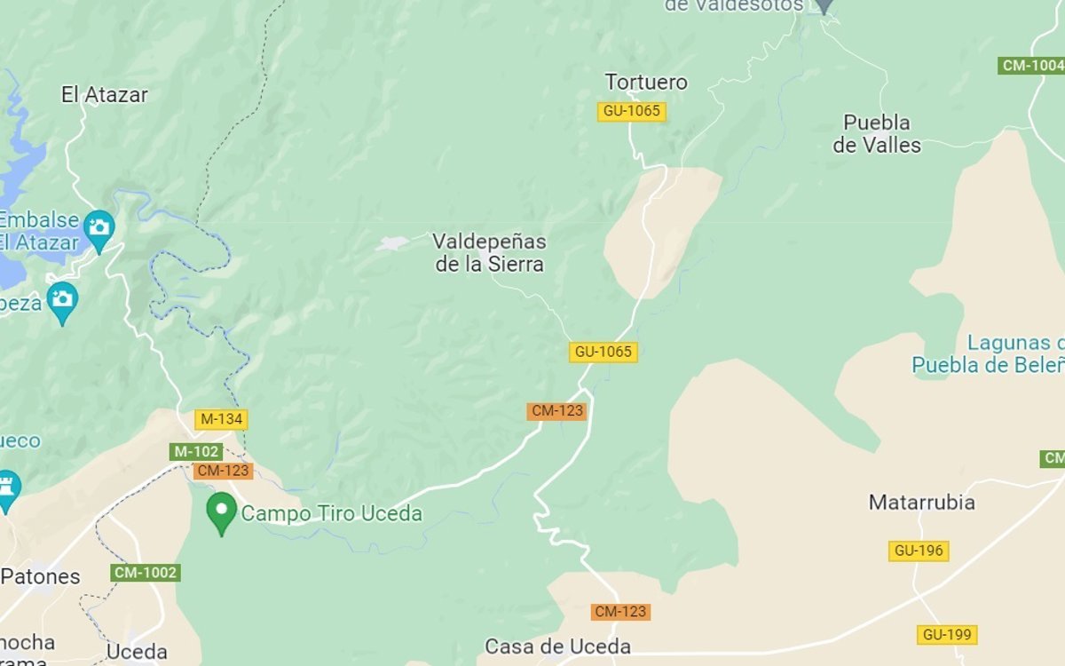 Un hombre muere y otro queda herido al caer su coche por un terraplén en Valdepeñas de la Sierra