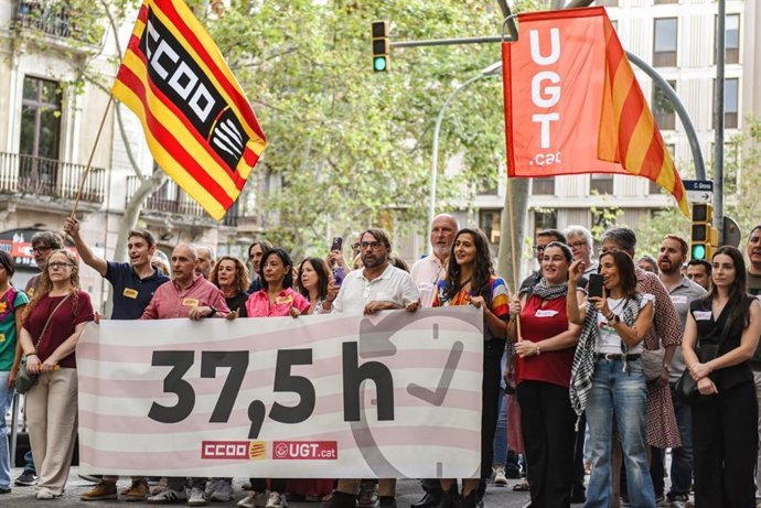 La secretaria general de CC.OO. De Catalunya, Bel&eacute;n L&oacute;pez, y el secretario general de UGT de Catalunya, Camil Ros, en la ofrenda al monumento de Rafael Casanova por la Diada de Catalunya