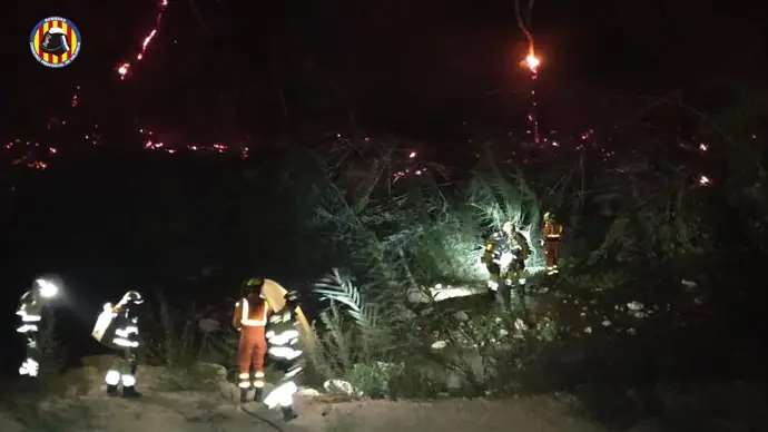 Incendio forestal en Buñol (Valencia) extinguido; viviendas fueron evacuadas durante la emergencia.