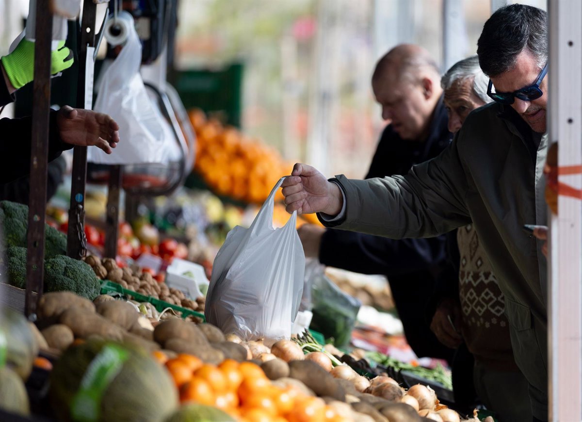 Los precios disminuyeron un 0,1% en agosto y la tasa anual se sitúa en el 2,6%