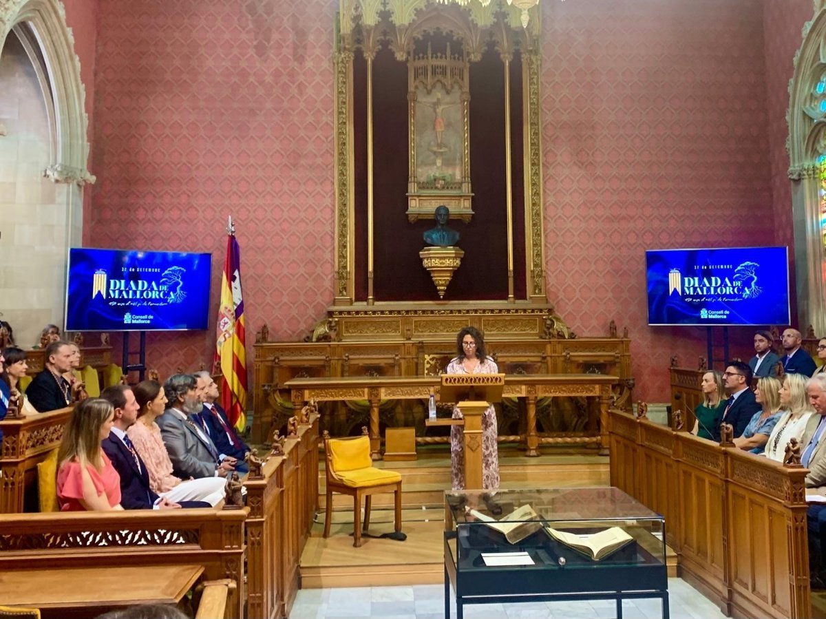 El Consell presenta el 'Libro de Franquezas y Privilegios del Reino de Mallorca' y el poema 'El