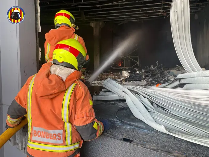Controlado el incendio en una nave de automoción en Albuixech, Valencia, se organizó el concurso