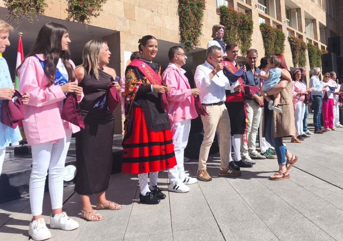 Logroño vive con alegría la ceremonia del primer pañuelo de San Mateo a los recién nacidos