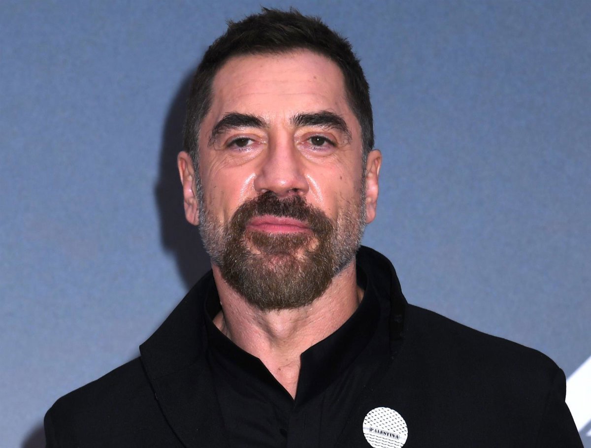 Javier Bardem asiste a los Emmy con un pañuelo palestino y condena el genocidio en Gaza