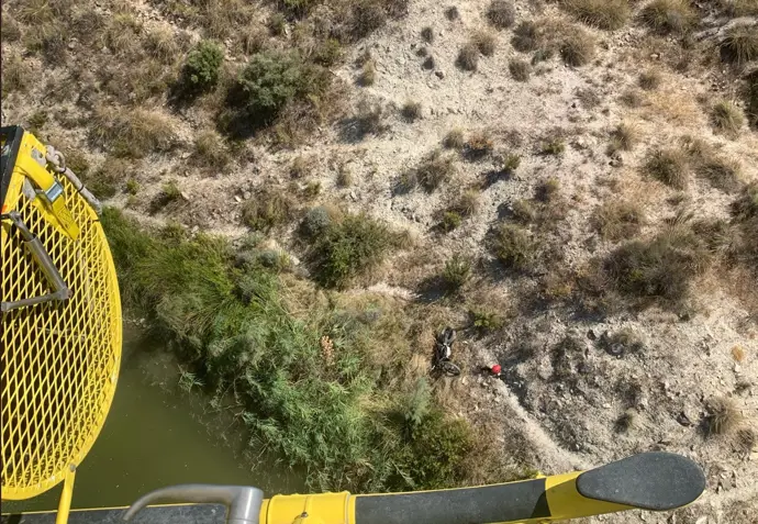 Motociclista rescatado tras caer en el área del embalse de Puentes, Lorca, Murcia