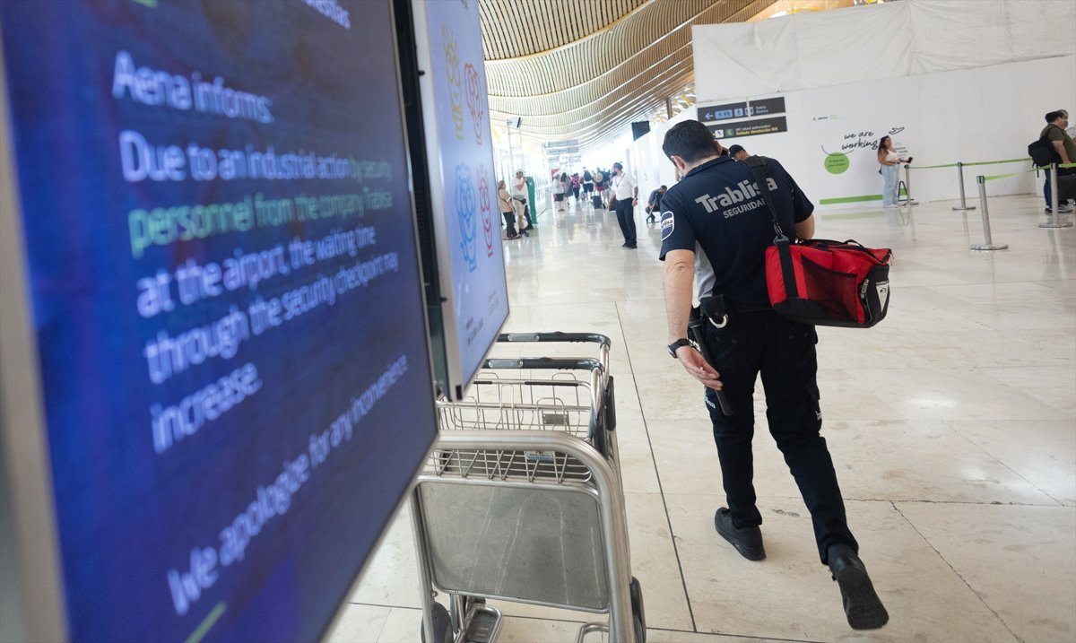 Cerca de 2.200 viajeros de Iberia se vieron afectados ayer por la huelga en los controles de Barajas