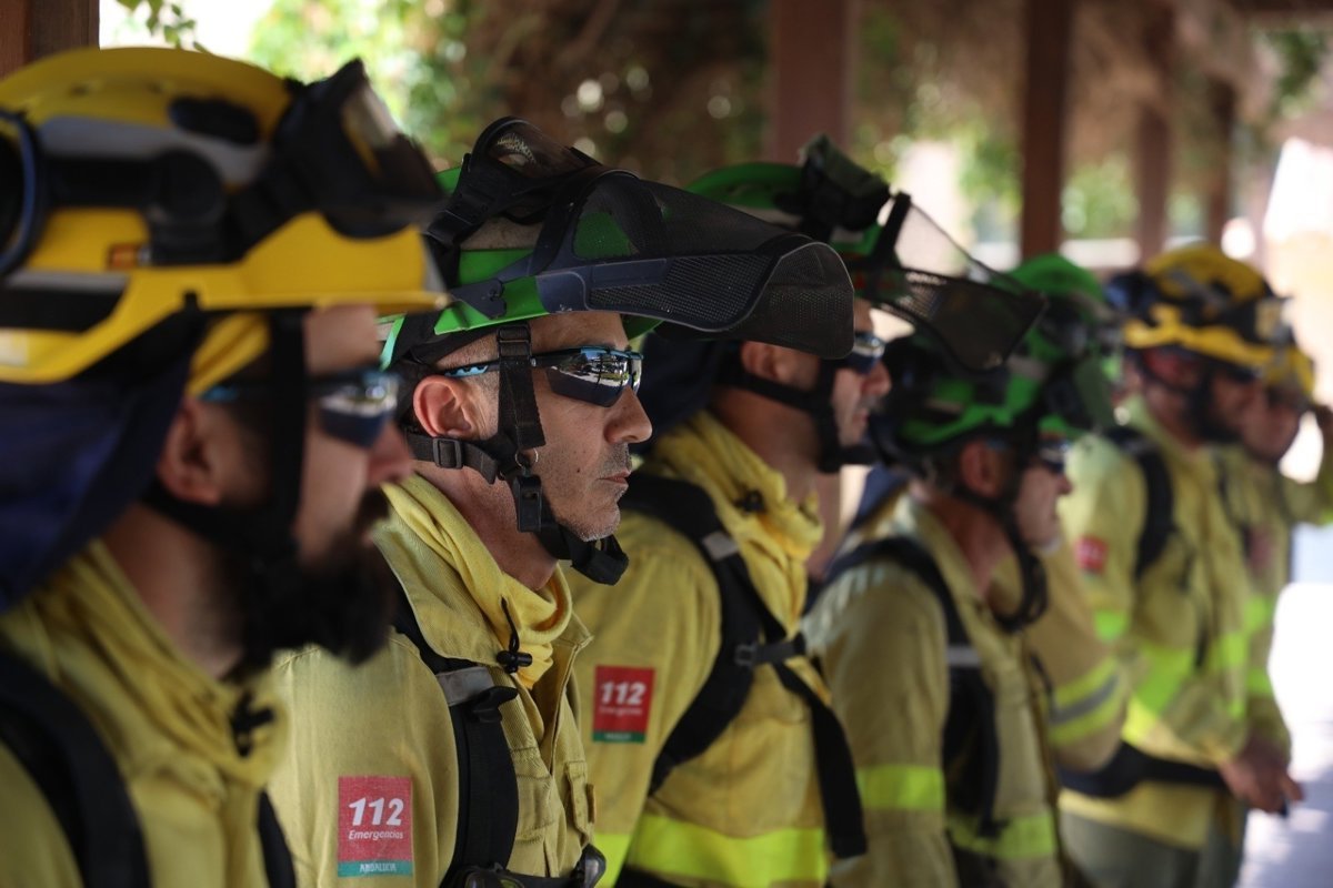 Los medios terrestres del Infoca combaten un incendio en un paraje de Parauta, Málaga, desde la