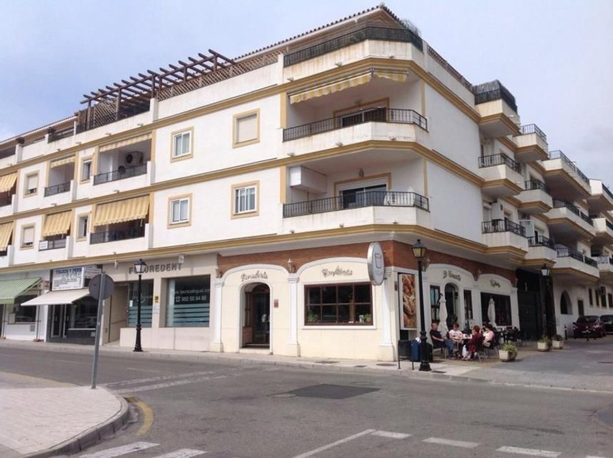 Hombre arrestado por agredir a su pareja en el paseo marítimo de la Cala de Mijas, Málaga