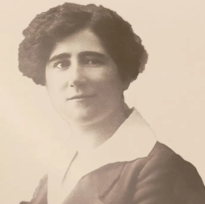 El retrato de Clara Campoamor, a punto de desafiar la dominación masculina en el Congreso. El retrato de Clara Campoamor, a punto de desafiar la dominación masculina en el Congreso.