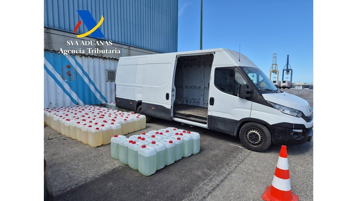 Intervenidos en Cádiz 11.000 litros de gasolina, tres barcos y una furgoneta para el narcotráfico