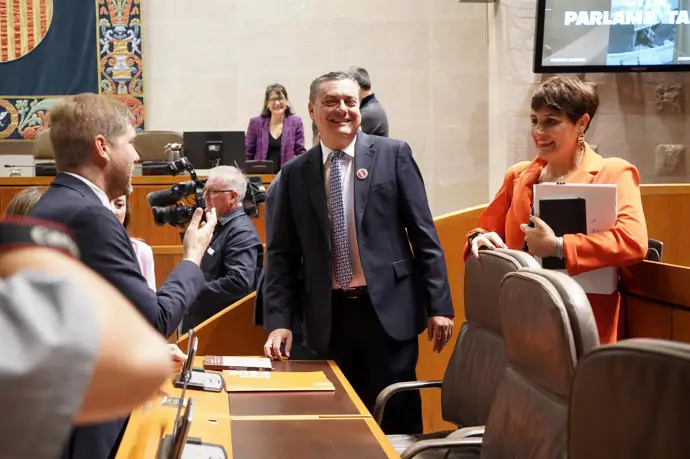 El PSOE censura la política de vivienda de lujo en Aragón, mientras Azcón planea mil unidades