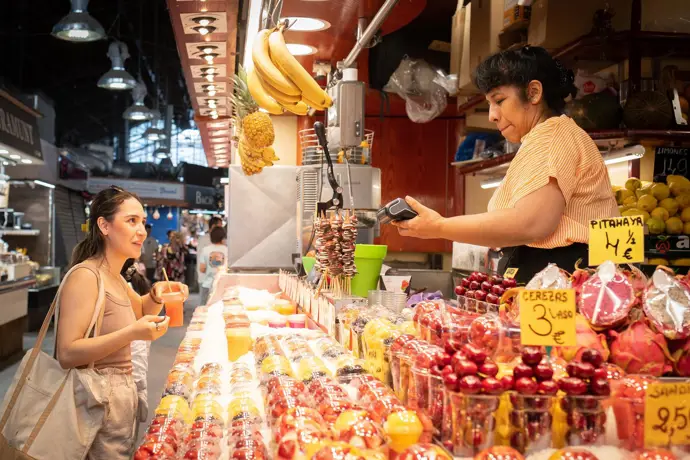 El mercado de la Boqueria de Barcelona acordó ofrecer un 50% de productos tradicionales.