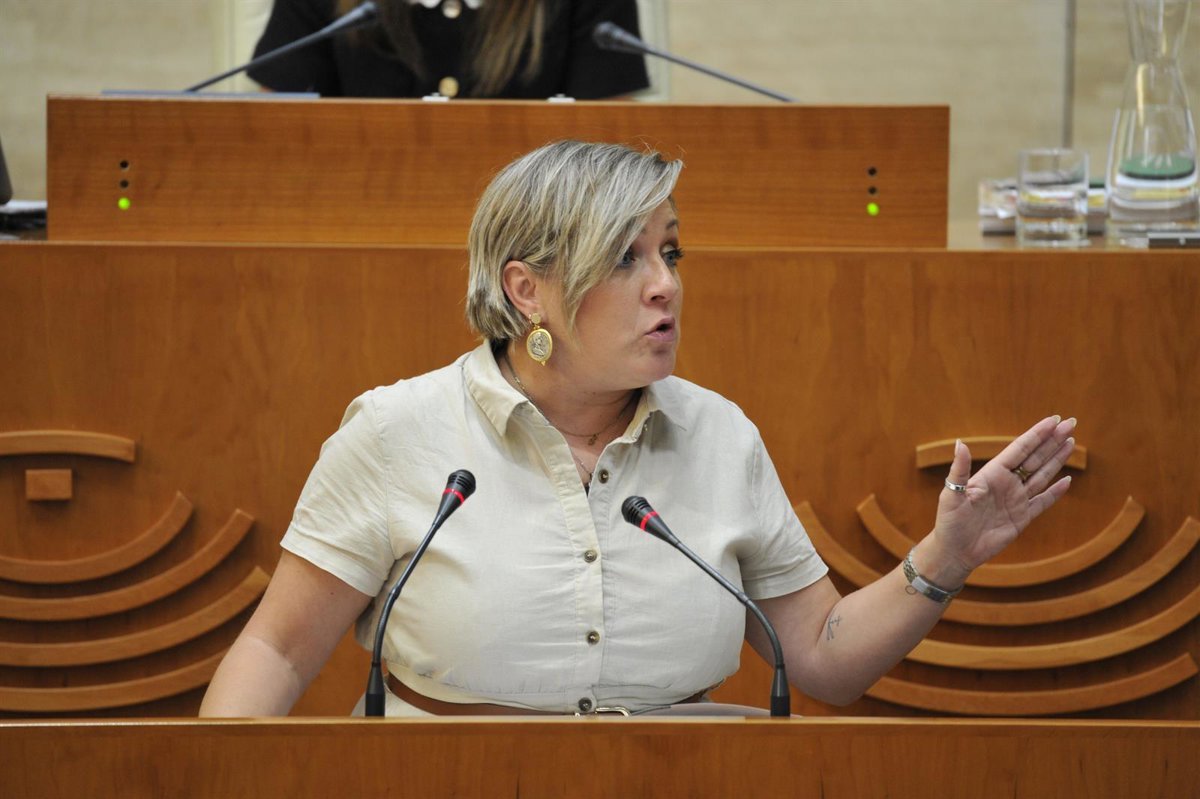 La Asamblea de Extremadura critica a la consejera de Educación por el deficiente transporte