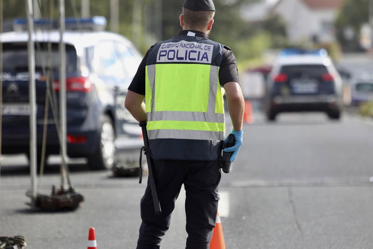 Tres policías de descanso sorprenden a un hombre robando a una mujer en plena calle