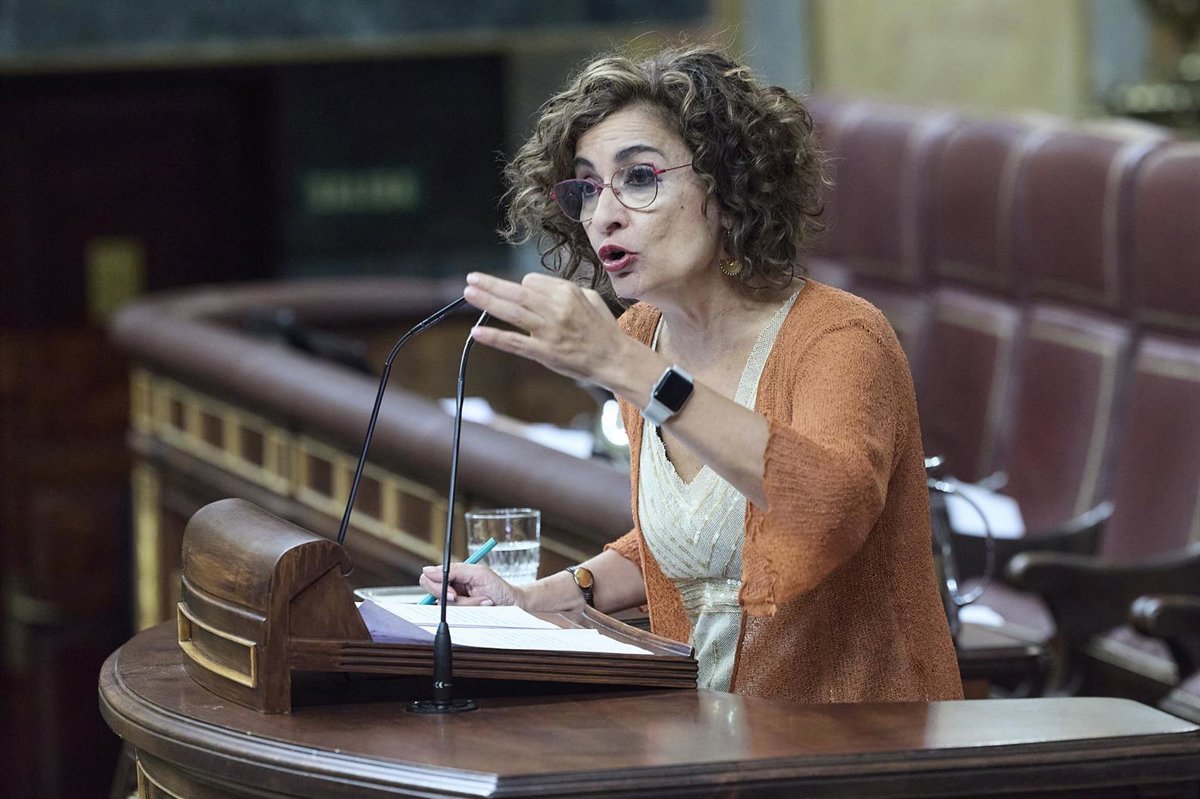 Montero replica a Turull que "los andaluces se sostienen sin depender de subvenciones externas