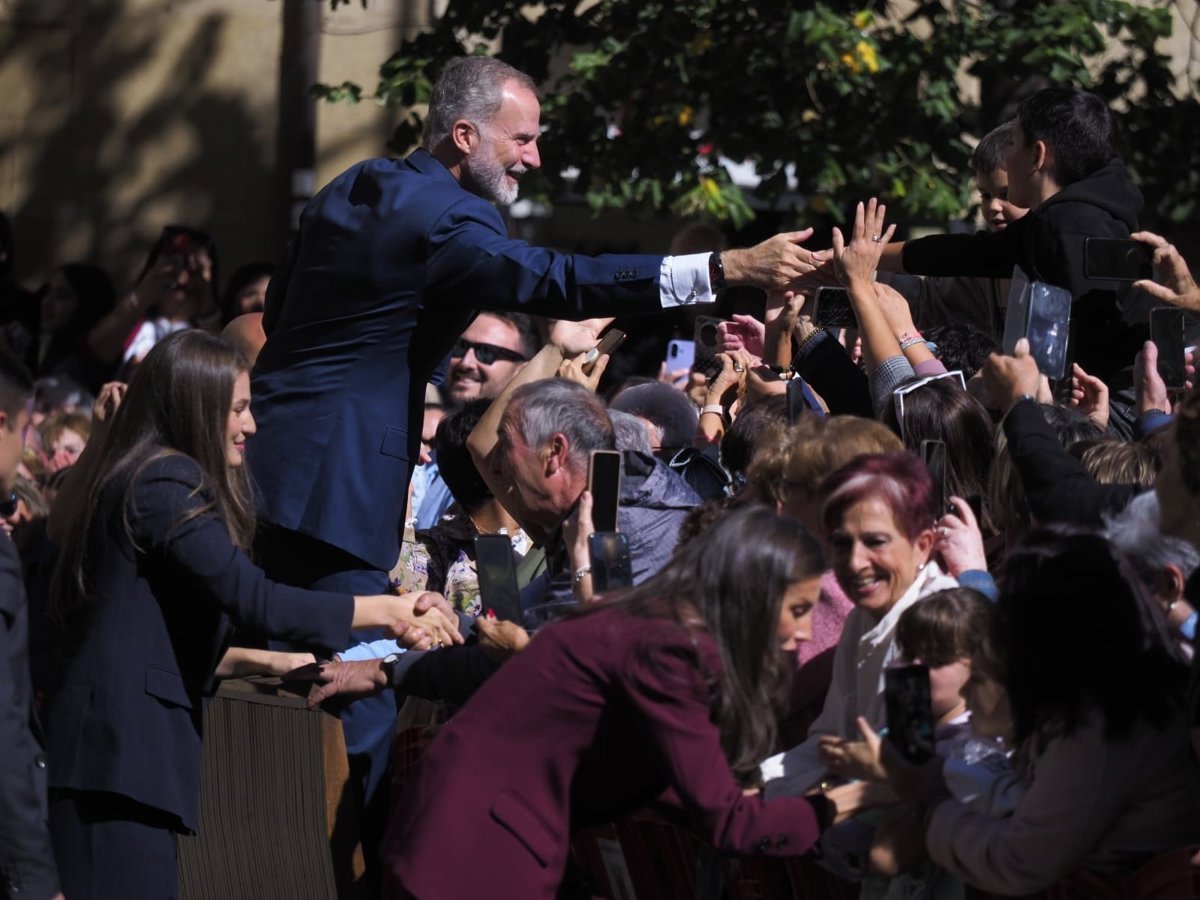 La princesa Leonor visita Viana acompañada por los vecinos, recordando la visita de Felipe VI en