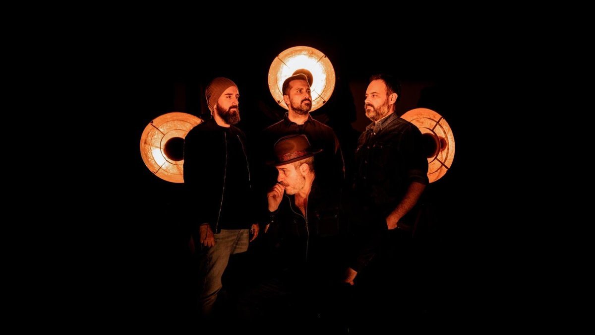 Eladio y Los Seres Queridos lanzan en formato físico su nuevo álbum 'B.S.O. 2005-2025'