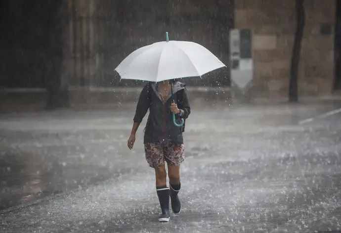 Alerta naranja por lluvias intensas este lunes y martes en Valencia y litoral de Castellón y