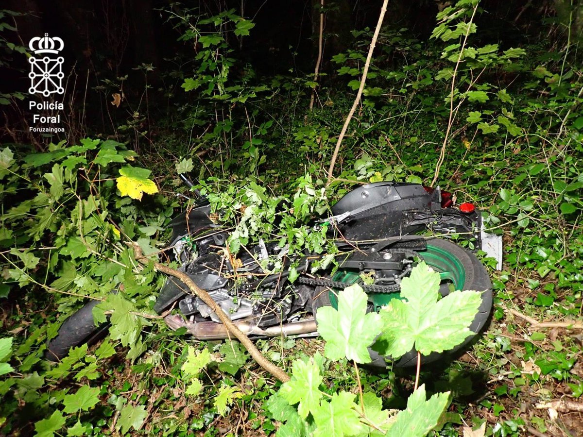 Un motorista de 66 años muere tras salirse de la carretera y estrellarse contra un árbol en Baztan