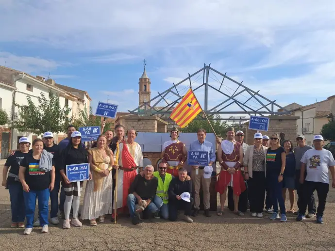 Teruel Existe recrea la edificación de un puente romano en Azaila para exigir la A-68