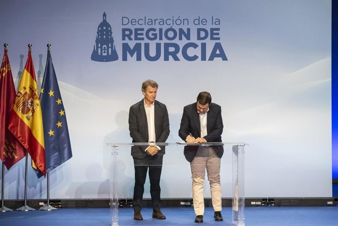 El presidente del Partido Popular, Alberto Núñez Feijóo (i), y el presidente de la Junta de Castilla y León, Alfonso Fernández Mañueco (d),  en la firma de la ‘Declaración de la Región de Murcia’.