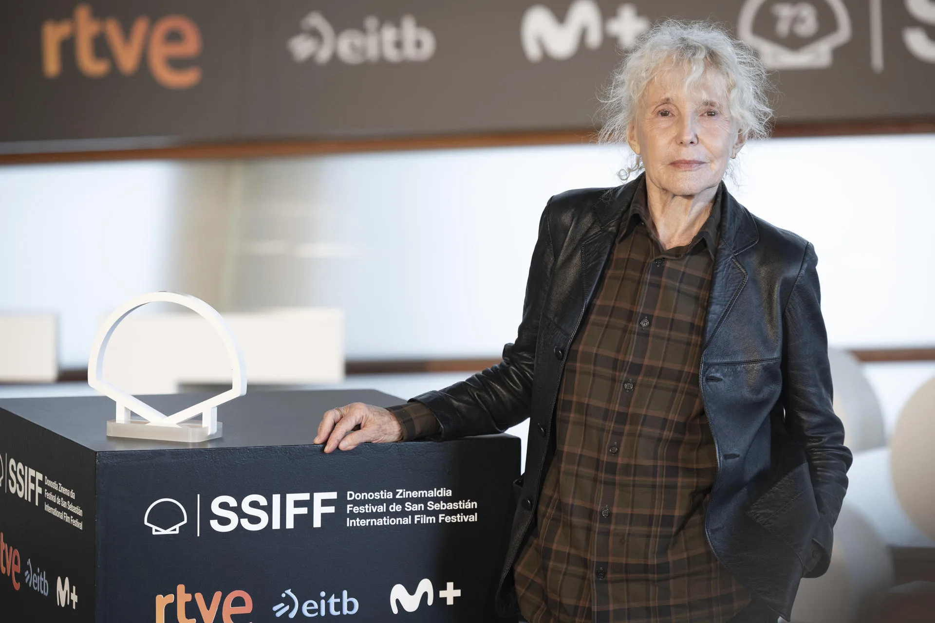 La directora Claire Denis establece una barrera entre Matt Dillon y el continente africano