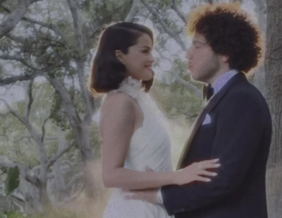 Selena Gómez y Benny Blanco celebran su boda en California, según informan fuentes cercanas.