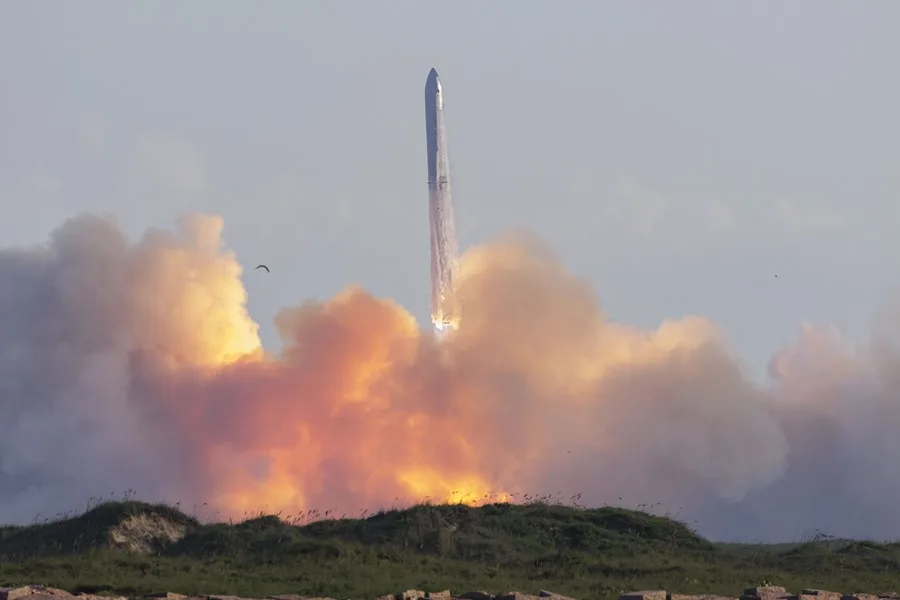 SpaceX completa con éxito el undécimo vuelo de prueba del Starship, mientras OpenAI colabora con