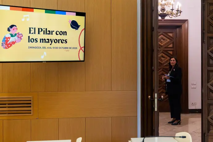 Las fiestas del Pilar brindan shows de música, humor y jotas para los mayores en los barrios