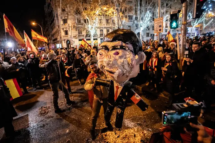 Los acusados por golpear un muñeco que simbolizaba a Sánchez declararán este jueves ante la juez