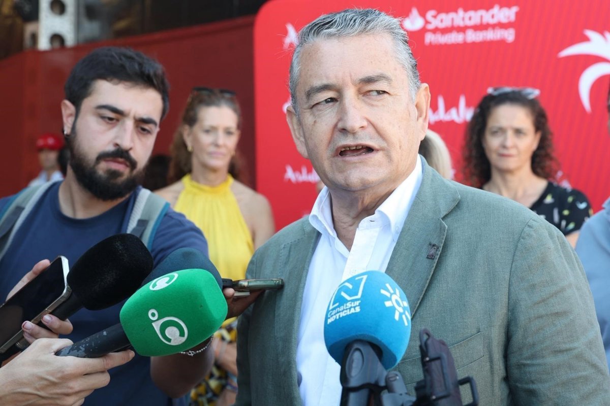 Sanz afirma que la imagen de Montero y Zapatero simboliza el regreso al peor pasado y la traición