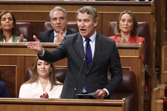 Feijóo critica la alianza entre Sánchez y Abascal y busca atraer a votantes de Vox hacia el PP
