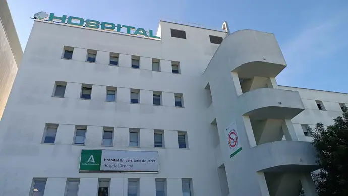 Escapan un preso del hospital de Jerez al descender con sábanas por una ventana