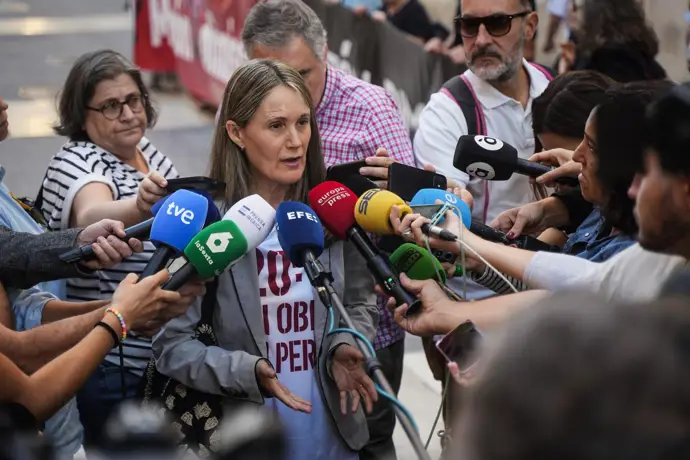 La Asociación de Víctimas Mortales de Dana 29O critica la presencia de Mazón en el funeral.
