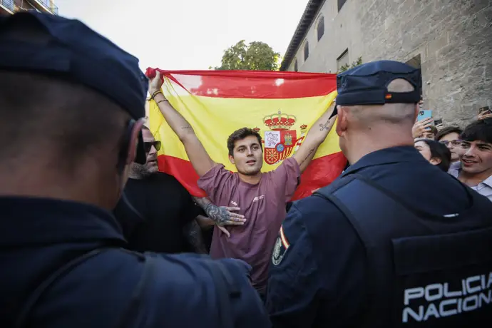 Quiles se presenta en Granada rodeado de seguidores y opositores, bajo un fuerte dispositivo de