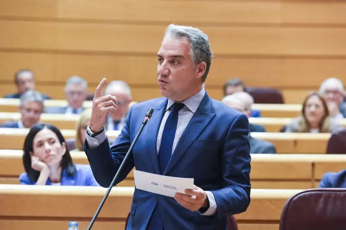 Bendodo pide a Sánchez que aclare «qué vuelo tomará para verse con Puigdemont» y exige a Junts Bendodo pide a Sánchez que aclare «qué vuelo tomará para verse con Puigdemont» y exige a Junts