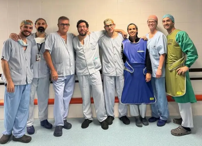 El personal del Clínico de Zaragoza realiza en directo una cirugía de aneurisma de aorta con una