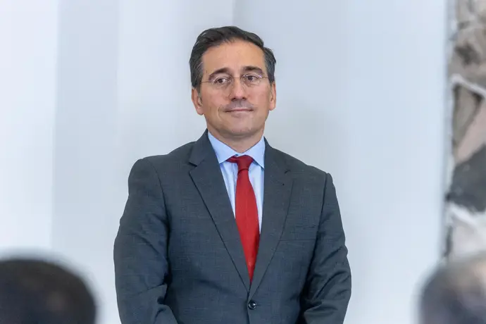 Albares se reúne el lunes con su nueva homóloga británica en Londres, Junts solicita a Sánchez