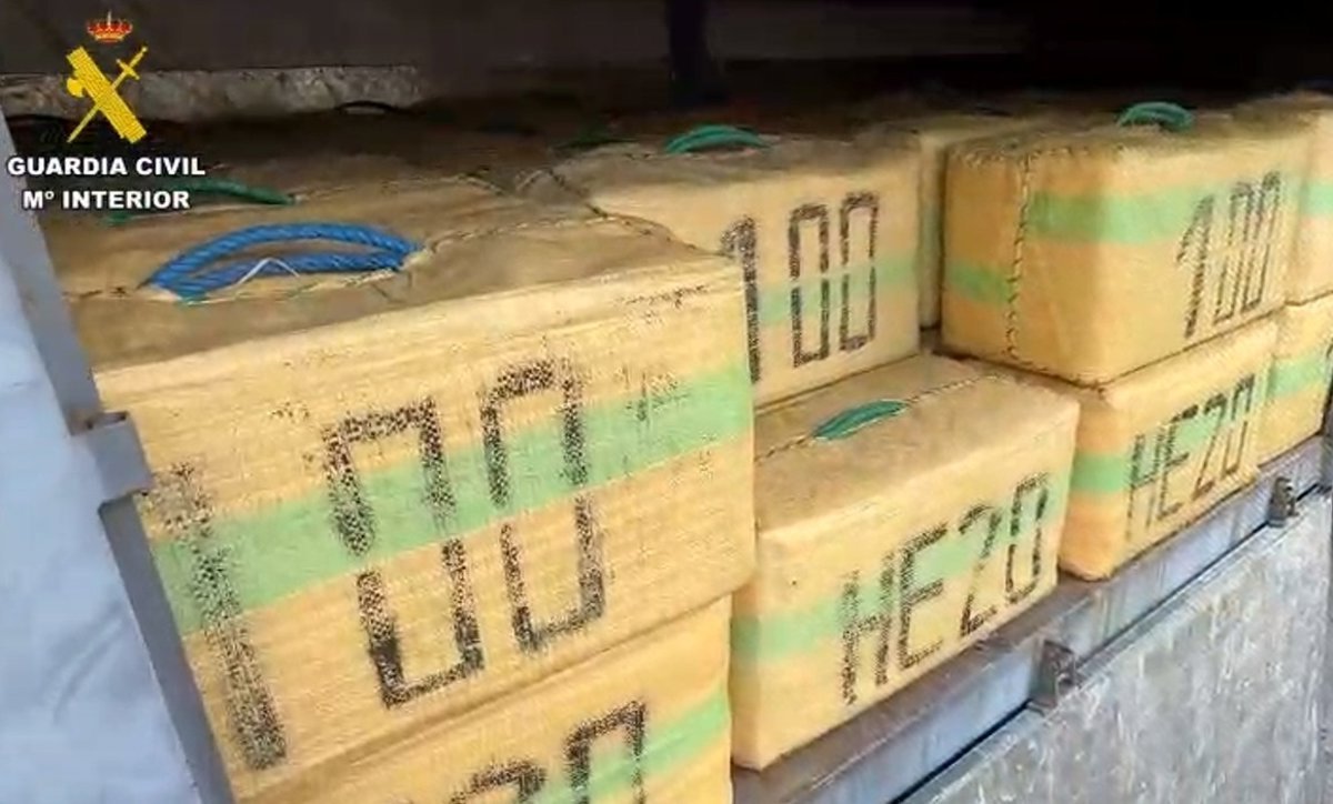 Detenidos cinco miembros de una narcolancha al interceptar un alijo de hachís en Sanlúcar, Cádiz Detenidos cinco miembros de una narcolancha al interceptar un alijo de hachís en Sanlúcar, Cádiz