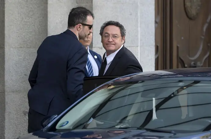 Agentes afirman que obtuvieron más información de la permitida en el registro al fiscal por