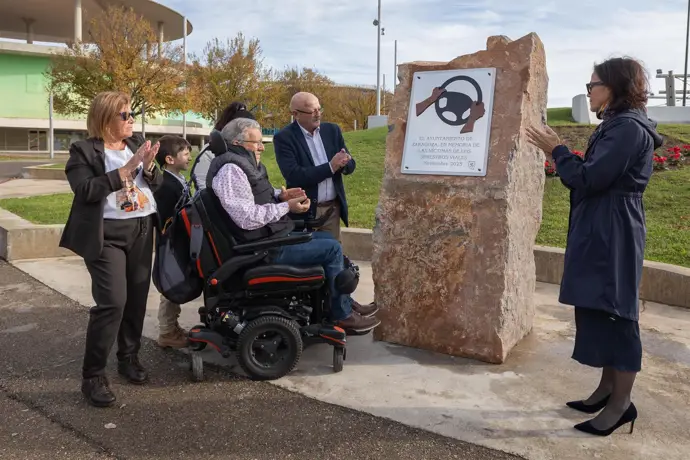 El Ayuntamiento de Zaragoza homenajea a las víctimas de siniestralidad vial con un monolito en la